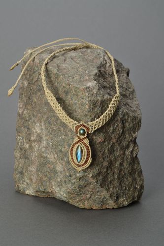 Macrame necklace with labradorite gemstone - MADEheart.com