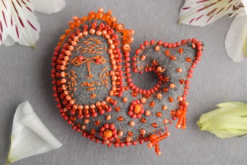 Handmade Damen Brosche aus Wolle mit Glasperlen und Fäden bestickt Fisch  - MADEheart.com