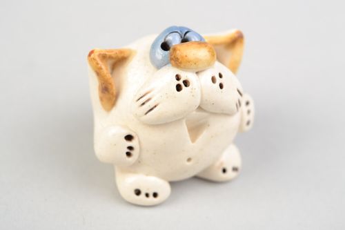 Handmade Statuette aus Ton mit Glasurbemalung gutherziger Kater lustig wunderbar - MADEheart.com