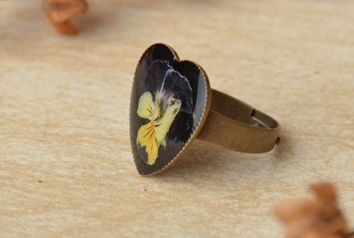 Heart shaped ring with real flowers - MADEheart.com