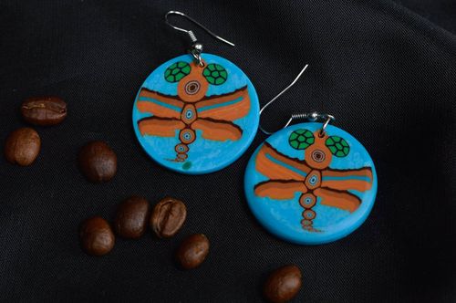Runde grelle handgemachte Ohrringe mit Anhängern Libelle für sommerlichen Look - MADEheart.com