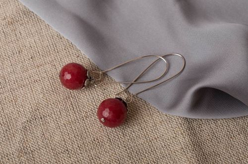 Runde rote handgemachte Ohrringe mit Anhängern aus Metall mit Nephritis - MADEheart.com