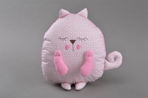 Мягкая игрушка подушка розово цвета в виде спящего кота небольшая ручной работы  - MADEheart.com