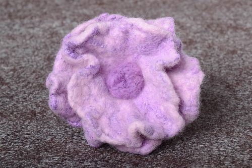 Broche fait main Bijou fantaisie fleur lilas en laine Accessoire femme design - MADEheart.com