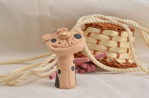 Kleine braune handgemachte keramische Statuette Katze aus Ton für Interieur - MADEheart.com