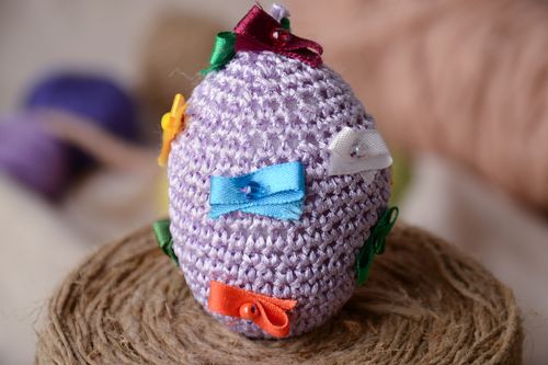 Oeuf de Pâques décoratif fait main original violet tricoté à suspendre - MADEheart.com