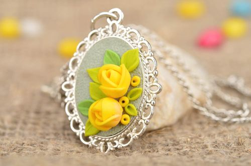 Colgante con flores amarillas de arcilla polimérica y metal vintaje hecho a mano - MADEheart.com