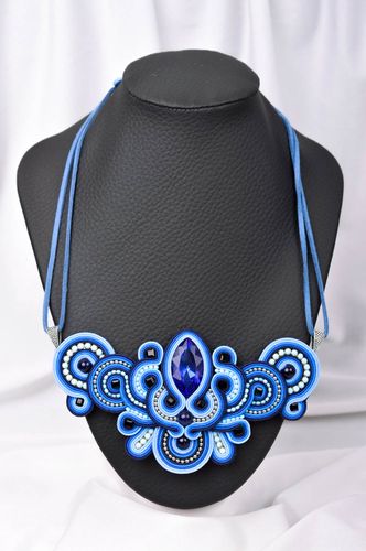 Collar hecho a mano de color azul accesorio para mujer bisutería de moda - MADEheart.com