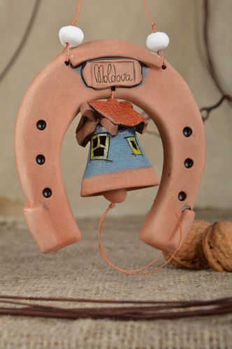 Colgante decorativo artesanal campanilla con herradura de arcilla para casa - MADEheart.com
