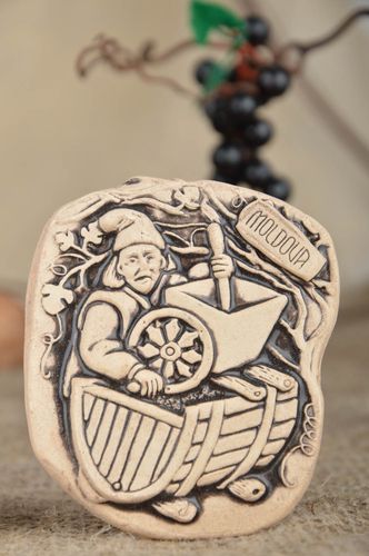 Aimant frigo en céramique fait main décoration souvenir image de vigneron - MADEheart.com