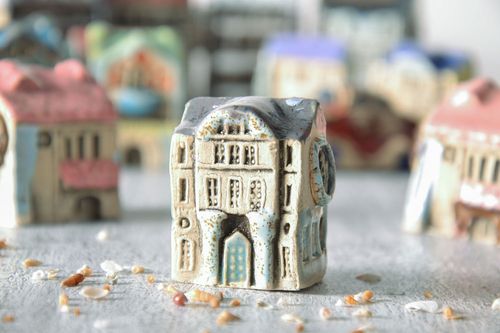 Figurine en terre cuite en forme de maisonnette - MADEheart.com