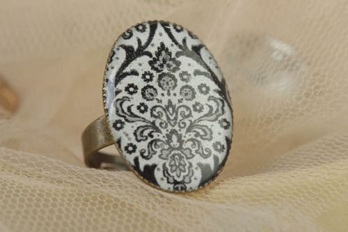 Ovaler Ring aus Glasur mit herausnehmbarer Furnitur handgemacht schöner Schmuck  - MADEheart.com