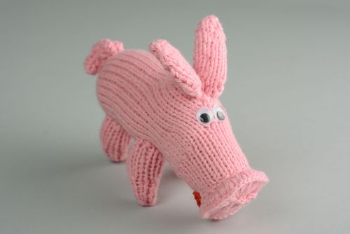 Gestricktes Kuscheltier Schwein - MADEheart.com