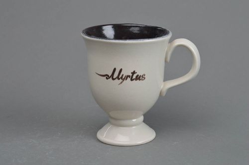 Tasse en porcelaine avec pied faite main dessin myrtille blanche petite taille - MADEheart.com
