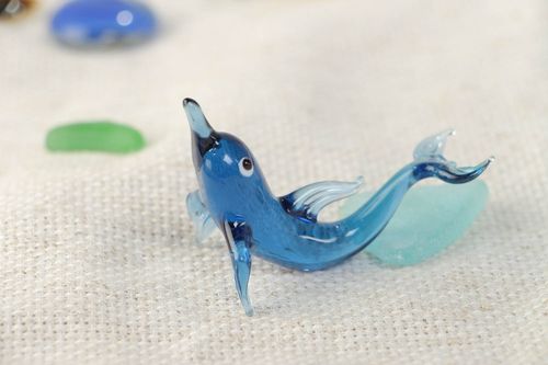 Petite figurine en verre bleue faite main en forme de dauphin technique de lampwork - MADEheart.com