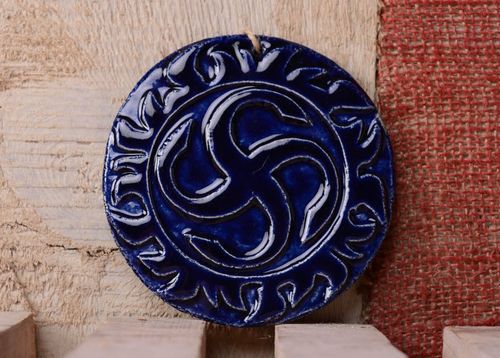 Prato pingente decorativo de cerâmica com símbolo antigo eslavo coberto com esmalte Svaor - MADEheart.com