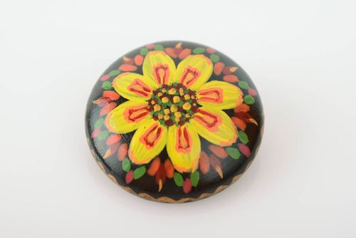 Broche en bois peinte à lacrylique fleur jaune faite main ronde originale - MADEheart.com