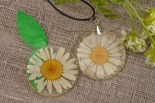 Broche ronde Pendentif fait main Bijoux fantaisie avec fleurs naturelles - MADEheart.com