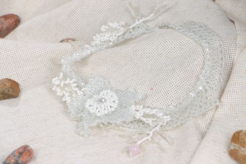 Оригинальное ожерелье из бисера и стеклянных бусин ручной работы с цветком белое - MADEheart.com