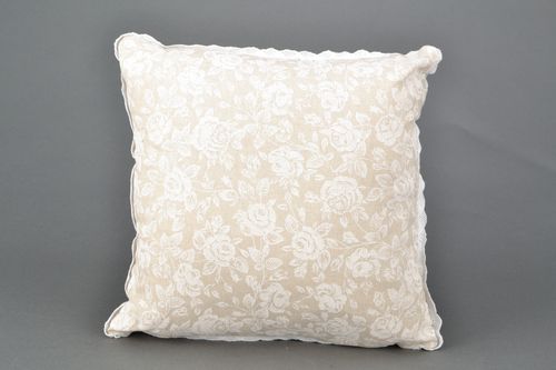 Coussin décoratif pour canapé en coton beige à fleur avec dentelle fait main - MADEheart.com