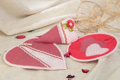 Maniques rouges à pois (2 pièces) et coeur décoratif en coton faits main - MADEheart.com