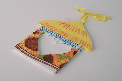 Suspension décorative murale Maisonnette plate en bois accessoire fait main - MADEheart.com