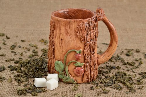 Mug en terre cuite fait main Grande tasse marron Cadeau original Fraise - MADEheart.com