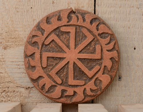 Pingente talismã artesanal de interior de cerâmica feito de argila Kolyadnik - MADEheart.com