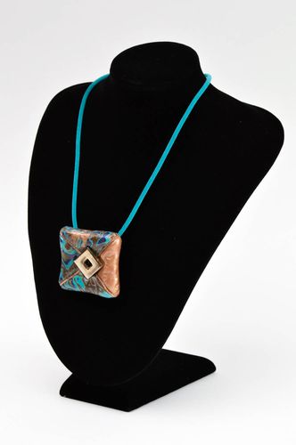 Ciondolo fatto a mano gioielli in argilla polimerica accessori da donna - MADEheart.com