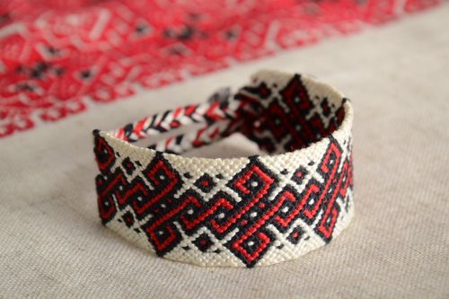 Originelles geflochtenes Armband handmade aus Fäden im ukrainischen Stil  - MADEheart.com