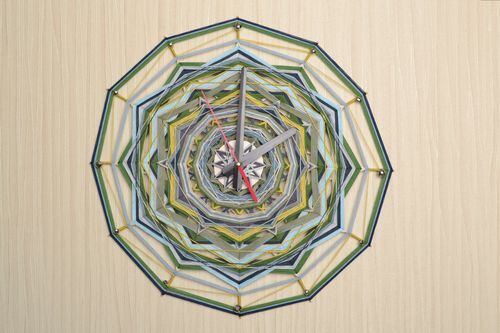 Horloge murale décorative amulette mandala en fils faite main originale - MADEheart.com