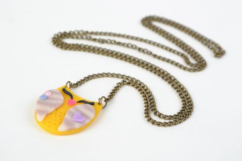 Colgante artesanal de arcilla polimérica Húho original con cadena metálica - MADEheart.com