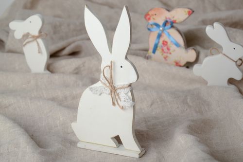 Lapin de Pâques en bois figurine décorative blanc peint à lacrylique fait main - MADEheart.com