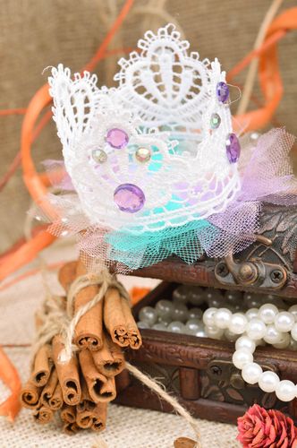 Exklusive weiße Haarspange aus Spitzen und Polyester mit Stass Steinen Handarbeit  - MADEheart.com