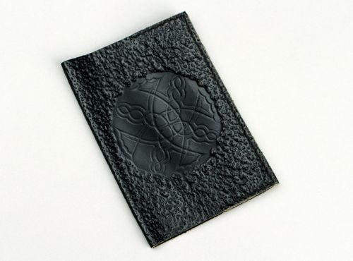 Cover for passport made of leather - MADEheart.com
