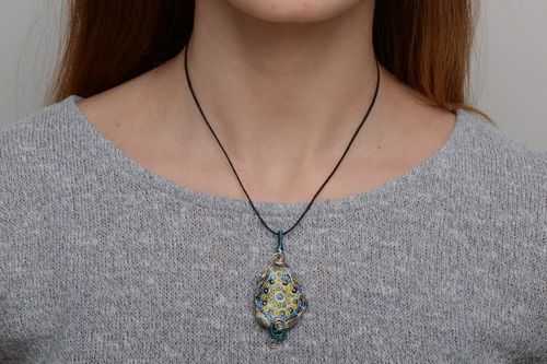 Handgemachter Anhänger mit Bemalung von Acrylfarben auf Stein originell mit Schnur  - MADEheart.com