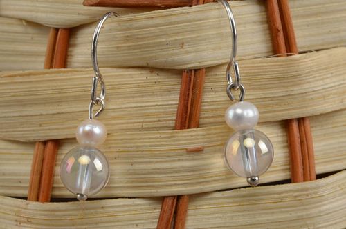 Orecchini di quarzo e perla di acqua fatti a mano accessorio originale bello  - MADEheart.com