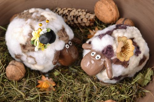 Statuine in cartapesta fatte a mano set di 2 pecorelle divertenti artigianali - MADEheart.com