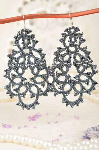 Occhi Ohrringe in Grau aus Fäden und Glasperlen schön handgeschaffen grell toll - MADEheart.com