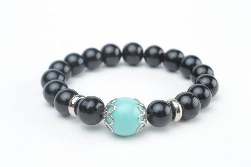 Schwarz-blaues Armband aus echten Steinen - MADEheart.com