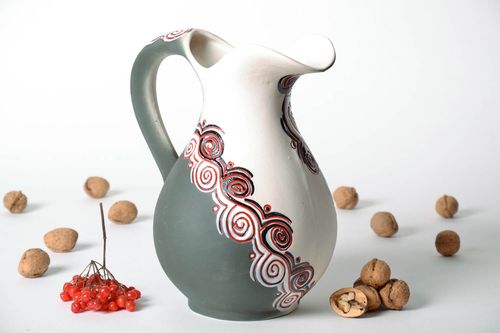 Cruche en argile peinte faite à la main - MADEheart.com
