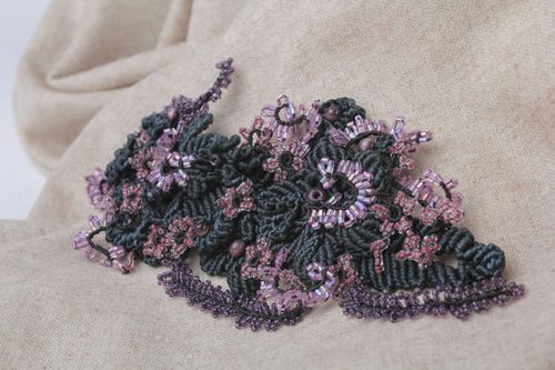 Broche artesanal em técnica macramê de miçangas  - MADEheart.com