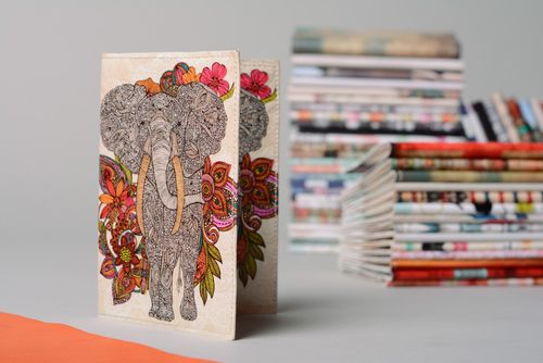Étui pour passeport en similicuir avec imprimé éléphant fait main original  - MADEheart.com