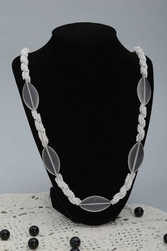 Collier perles de rocaille Bijou fait main blanc Accessoire pour femme - MADEheart.com