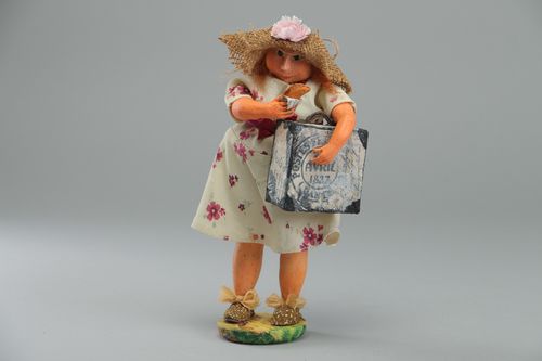 Figurine en céramique faite à la main sur support Estivante en chapeau - MADEheart.com