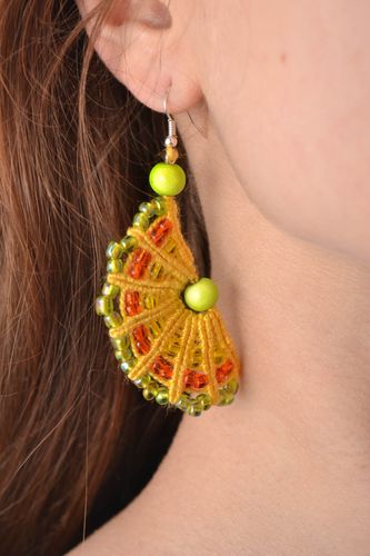 Pendientes artesanales en técnica de macramé originales con dijes con abalorios - MADEheart.com