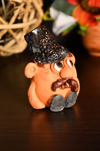 Petite figurine faite main Statuette design homme en argile Déco maison - MADEheart.com