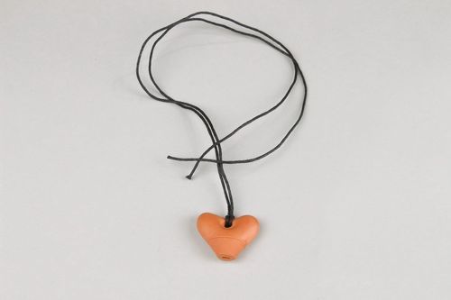 Свистулька-кулон из глины в форме сердца - MADEheart.com