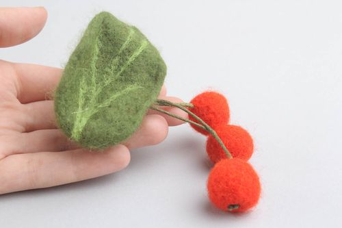 Brooch made ​​of wool using the technique of dry felting - MADEheart.com