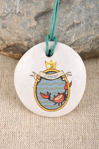 Pendentif Cancer Bijou fait main rond blanc céramique sur cordon Cadeau femme - MADEheart.com
